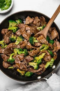 Carne con brocolí teriyaki