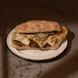 Pollo crispy con pepinillos