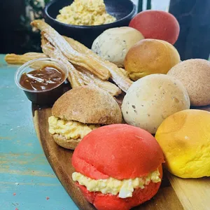 Pancitos + Pasta  Huevo + 6 Churros