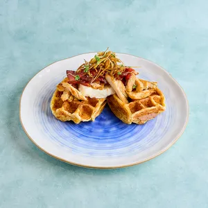 Waffles Pechuga y Tocineta