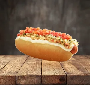 Vienesa, tomates, salsa americana, chucrut, mayonesa casera.