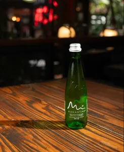 Agua manantial con gas