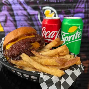 BURGER DOBLE  O TRIPLE + BEBIDA GRATIS!