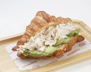 Croissant de Pollo, mayo y palta