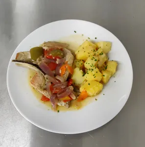 Estofado de cerdo + entrada y postre.