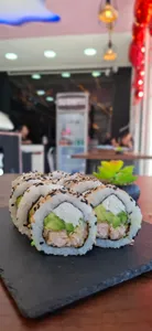 23. Salmón Furay, Queso, Palta, Envuelto en Sésamo/Ciboulette