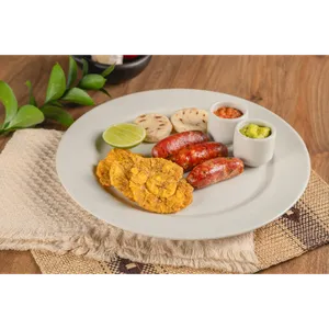 Chorizo con arepa y patacón