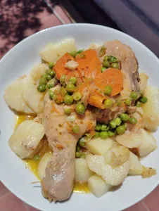 Pollo arvejado + entrada y postre.