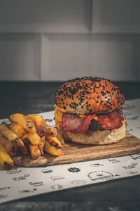 Bacon Cheese Burger con papas