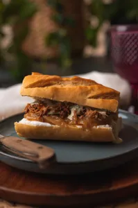Pack Sándwich Gourmet – Carne Mechada, Pan Artesanal & Cebolla Caramelizada