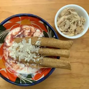 FLAUTAS AHOGADAS POLLO DESHEBRADO