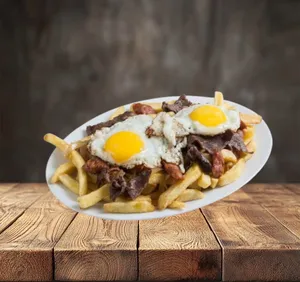 Chorrillana clásica para 2 personas, (cebolla caramelizada, churrasco, choricillo y 2 huevos fritos)