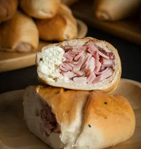 1 cachito de jamón ahumado con queso crema