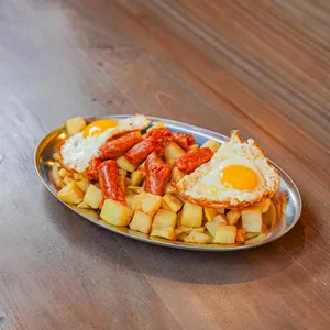 Chorrillana Española (Huevos rotos) con Txistorra