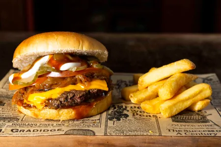 BBQ Burger + Bebestible 350cc