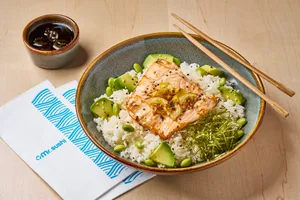 Bowl Sake Wake – Salmón Asado, Aguacate y Edamames