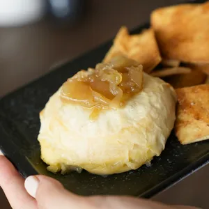 Bomba - brie y cebollas dulces en masa hojaldre