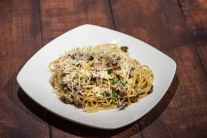 Pasta con salsa de champiñones y tofu