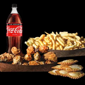 12 filetes de pollo crispy + caja de papas fritas + 6 empanadas + bebida 1.5 Lts