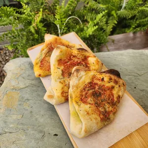 Panzerotti de pesto y tomate