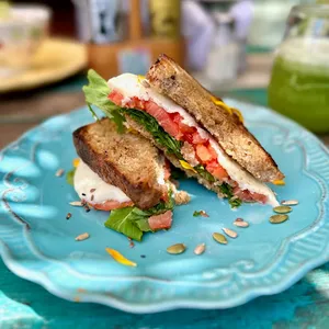 Sandwich de la Cabra contiene lacteos