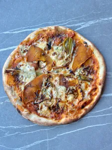 Pizza de queso azul y zapallo camote