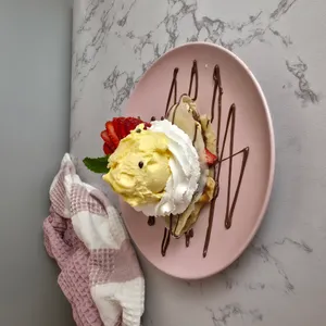 Crepe Frutos De La Estacion Con Crema Y Helado