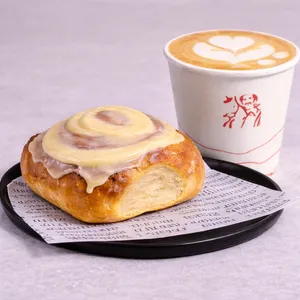 Cinnamon roll + café