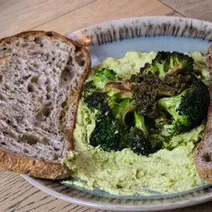 Humus de edamame trufado