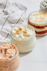 Queso cremoso de cebolla caramelizada