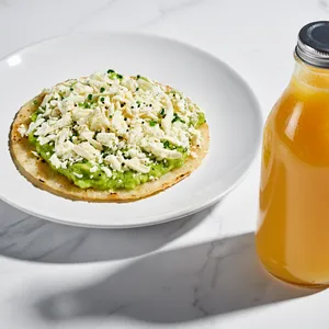 Combo arepa con guacamole