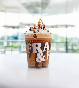 Frappé de algarrobina