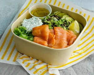 Salmón ahumado laminado, salsa de yogurt perejil, lenteja negra mini, pimentón verde, ciboulette, brocoli rallado, aceite oliva, pepinillo by maría, mix verde y casco de limón y vinagreta