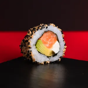 California Sake Cheese Roll Golden envuelto en sésamo, relleno de salmón, queso, palta y anguila (unagui). Sakai Sushi Providencia.