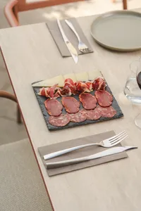 Charcutería española y mix de quesos