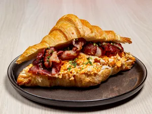 Croissant Huevo Tocino