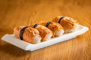 Nigiri Salmón Tataki