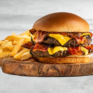 Bacon Smash Burger + papas fritas