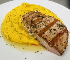 Atún sellado a la plancha + entrada y postre.