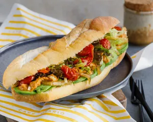 Veggie - hummus de pimentón, palta, mix verde, tomates cherries asados, papas hilo y cebolla pickle