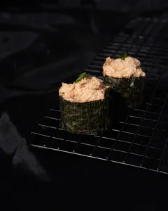 Gunkan de pulpa de cangrejo