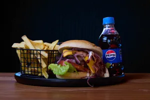 Promo 10: Hamburguesa Bacon Cheddar + Papas + Bebida