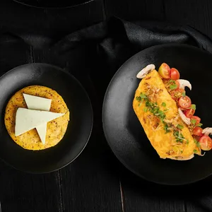 Omelette Jamón, Arepa de quinoa y Jugo