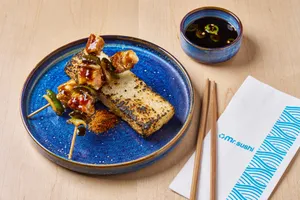 Yakitori Rice – Brochetas de Pollo Teriyaki sobre Arroz Flameado