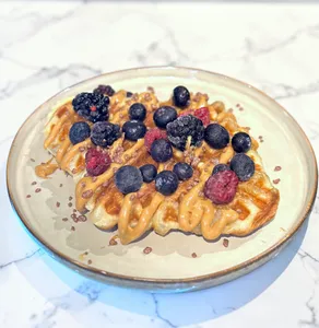 Croffle Mantequilla de Maní y Berries