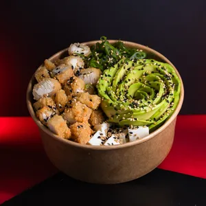 Gohan Furai Maestro Bowl con Pollo Furai de carga épica, rosa de palta fresca y queso crema sobre arroz. Sakai Sushi Providencia.