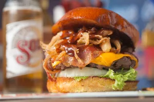 LOS CUATES BURGERS