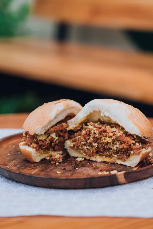 Pan con salchicha huachana