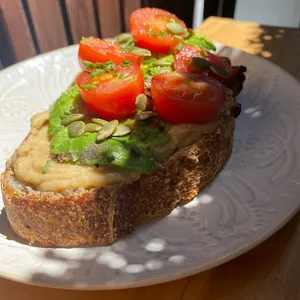 Tostada en masa madre: hummus, palta y tomate cherry 🌱