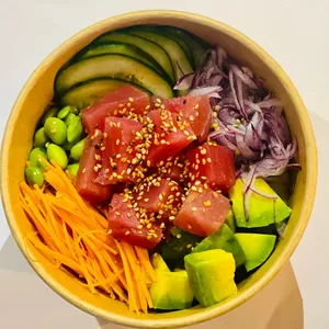 Poke de atún fresco